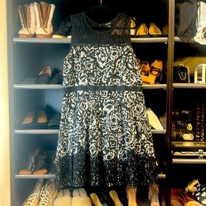 Like new! Beautiful lace detail dress!